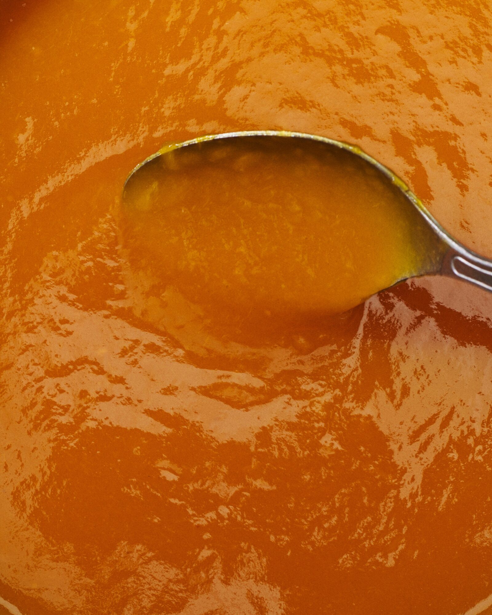 Entrantes de Navidad: tres sopas elegantes en raciones pequeñas