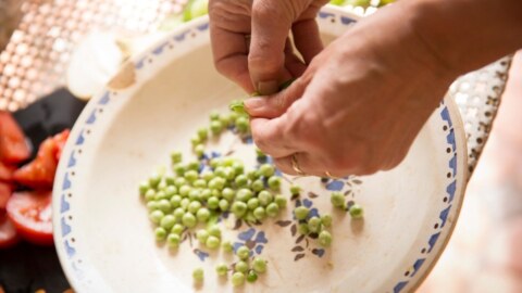 Idea de receta: guisantes al estilo tajín, zanahorias, albaricoque y cebollino, con feta al aceite de oliva